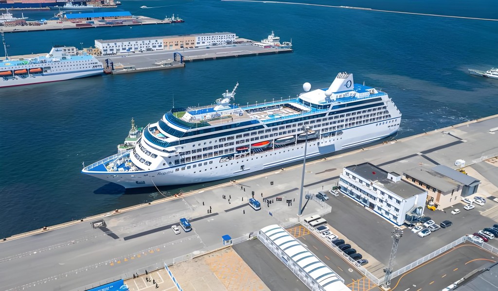 Mooring Modern Cruise Ships: Why Synthetic Ropes Have Replaced Steel Cables